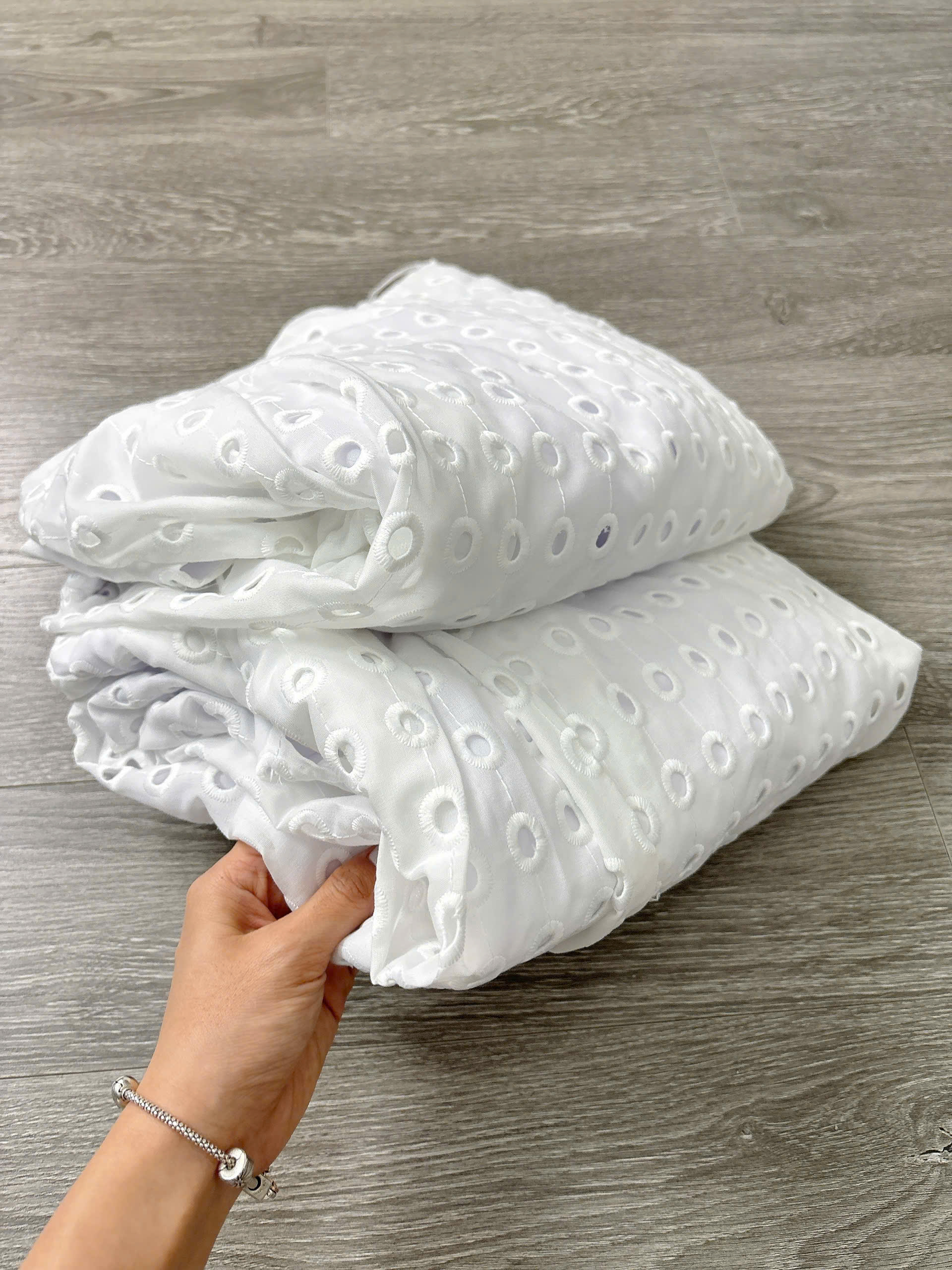 H59 CHÂN VÁY ĐỤC LỖ TRẮNG_thumbnail_3