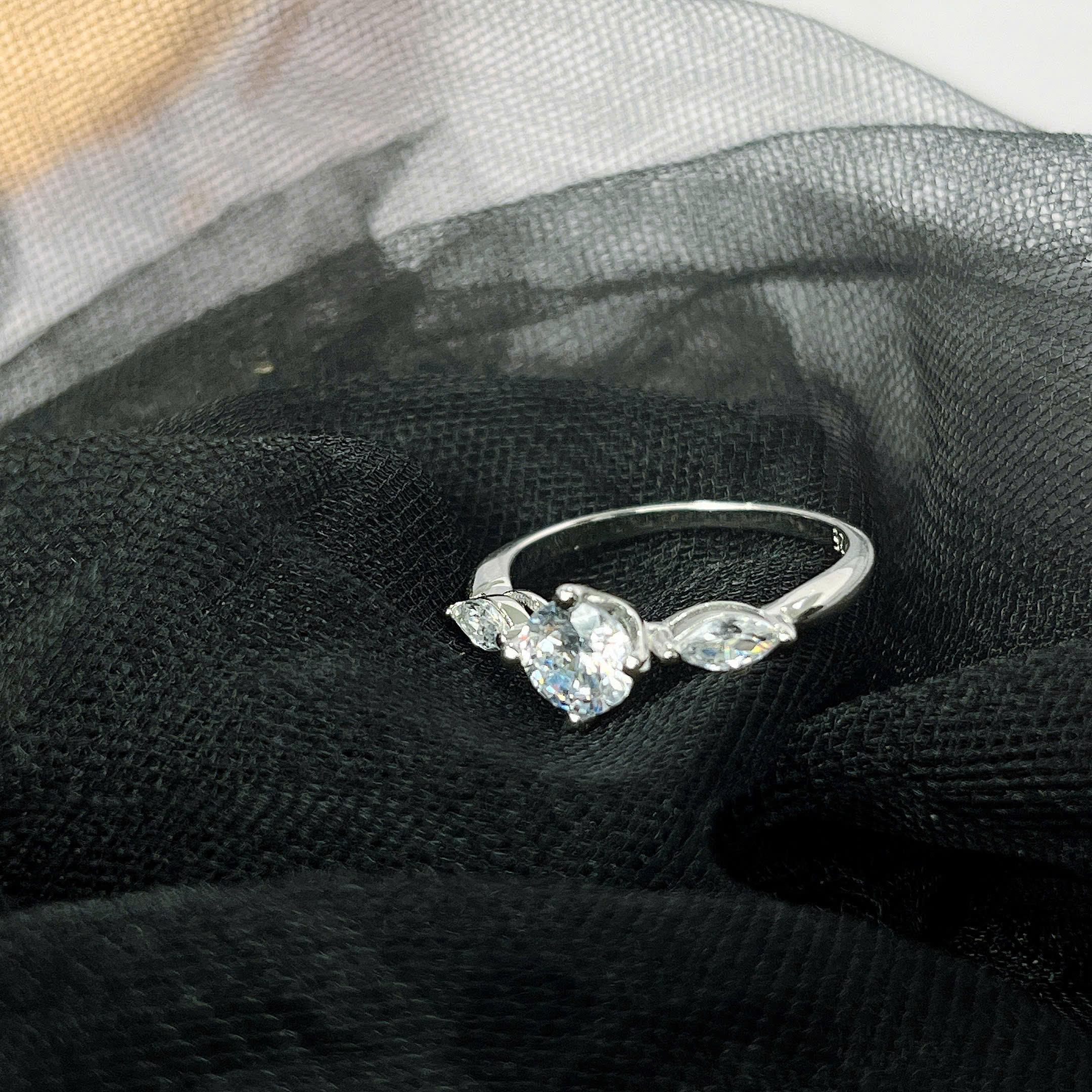 Nhẫn bạc 3 đá size 6_thumbnail_2