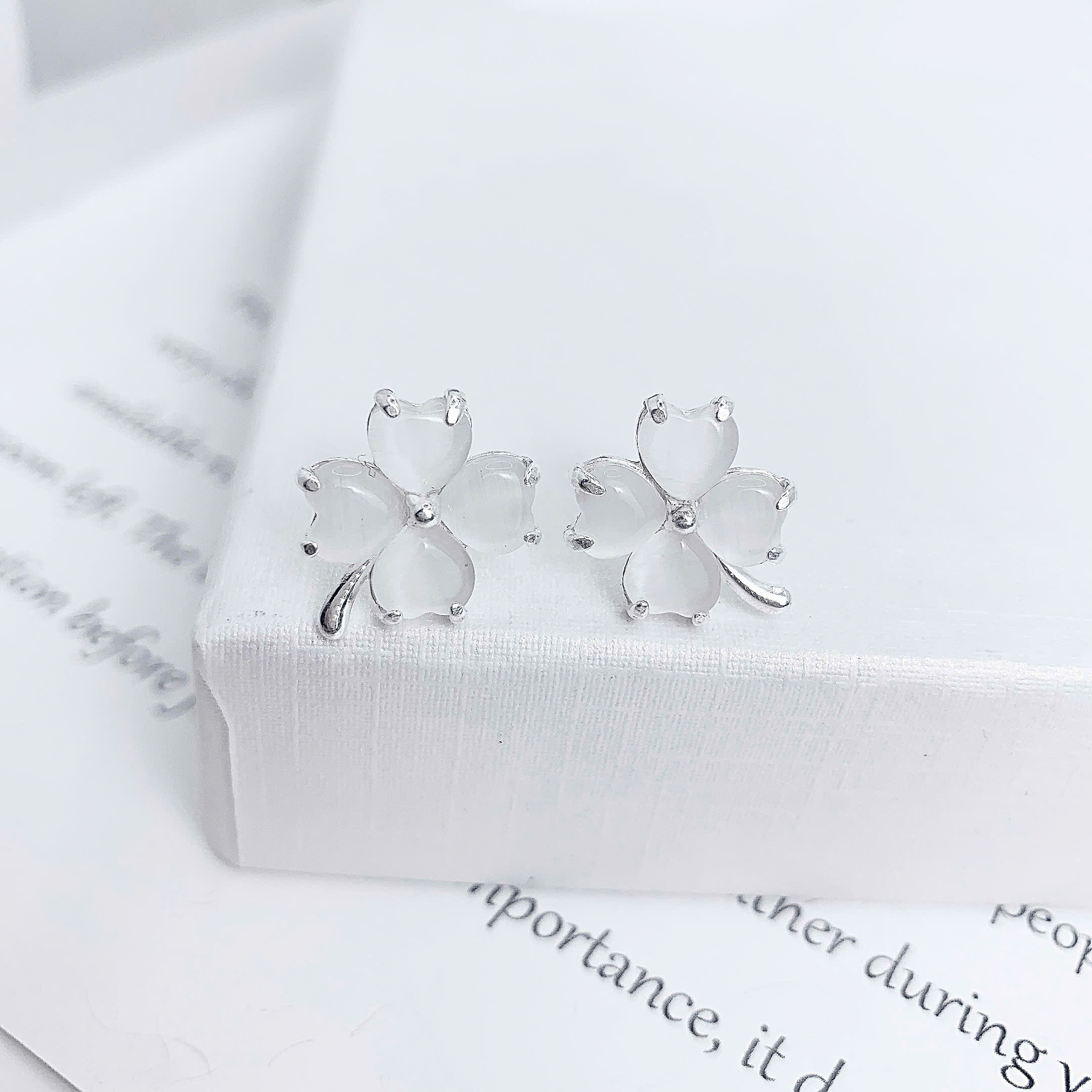 K265 - Khuyên tai cỏ 4 lá thạch anh