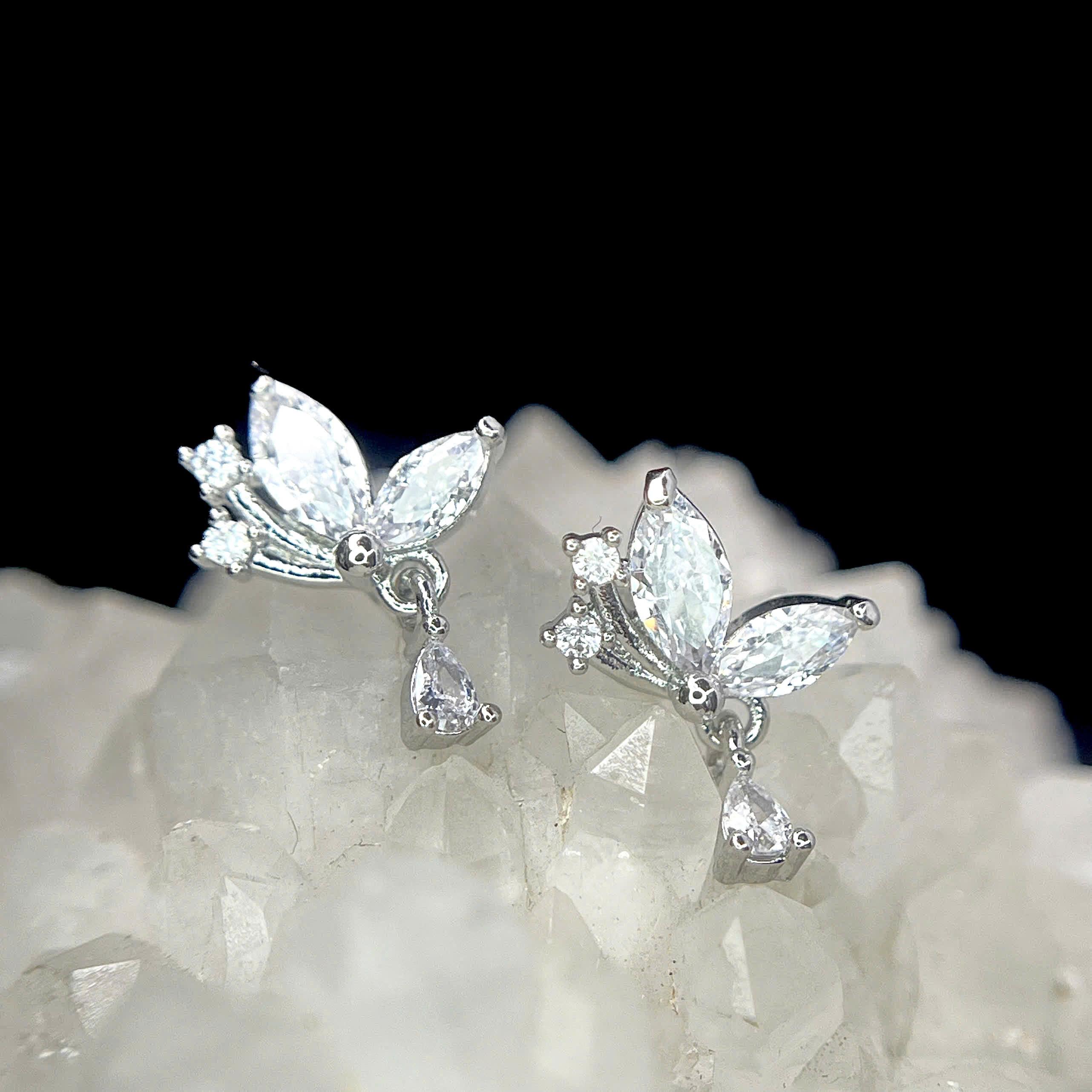 Khuyên kiểu 2 lá rơi đá trắng bi_thumbnail_1