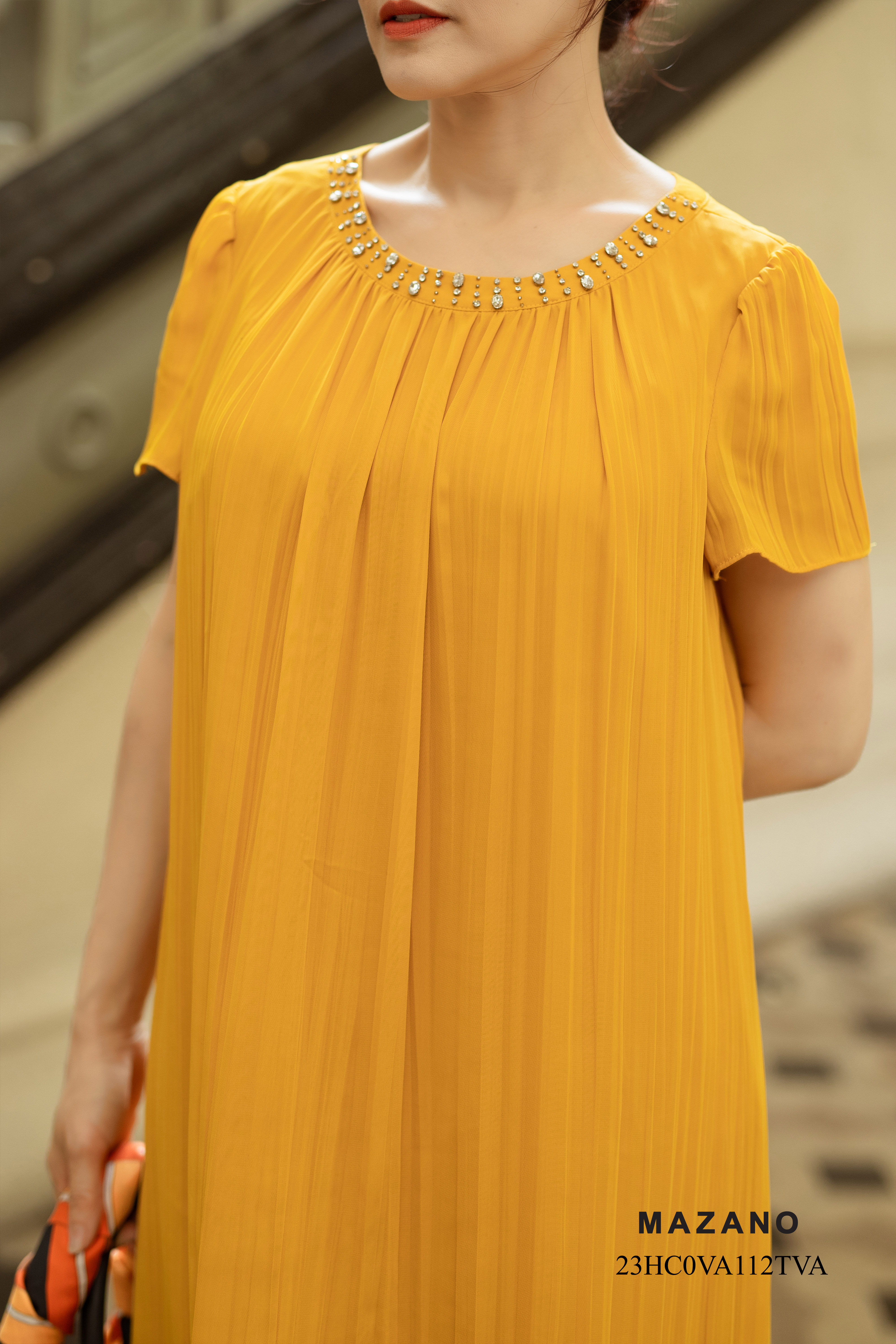 Váy Đầm Suông Vải chiffon dập nhăn Cổ tròn đính trang trí Tay ngắn Dài qua gối 23HC0VA112TVA