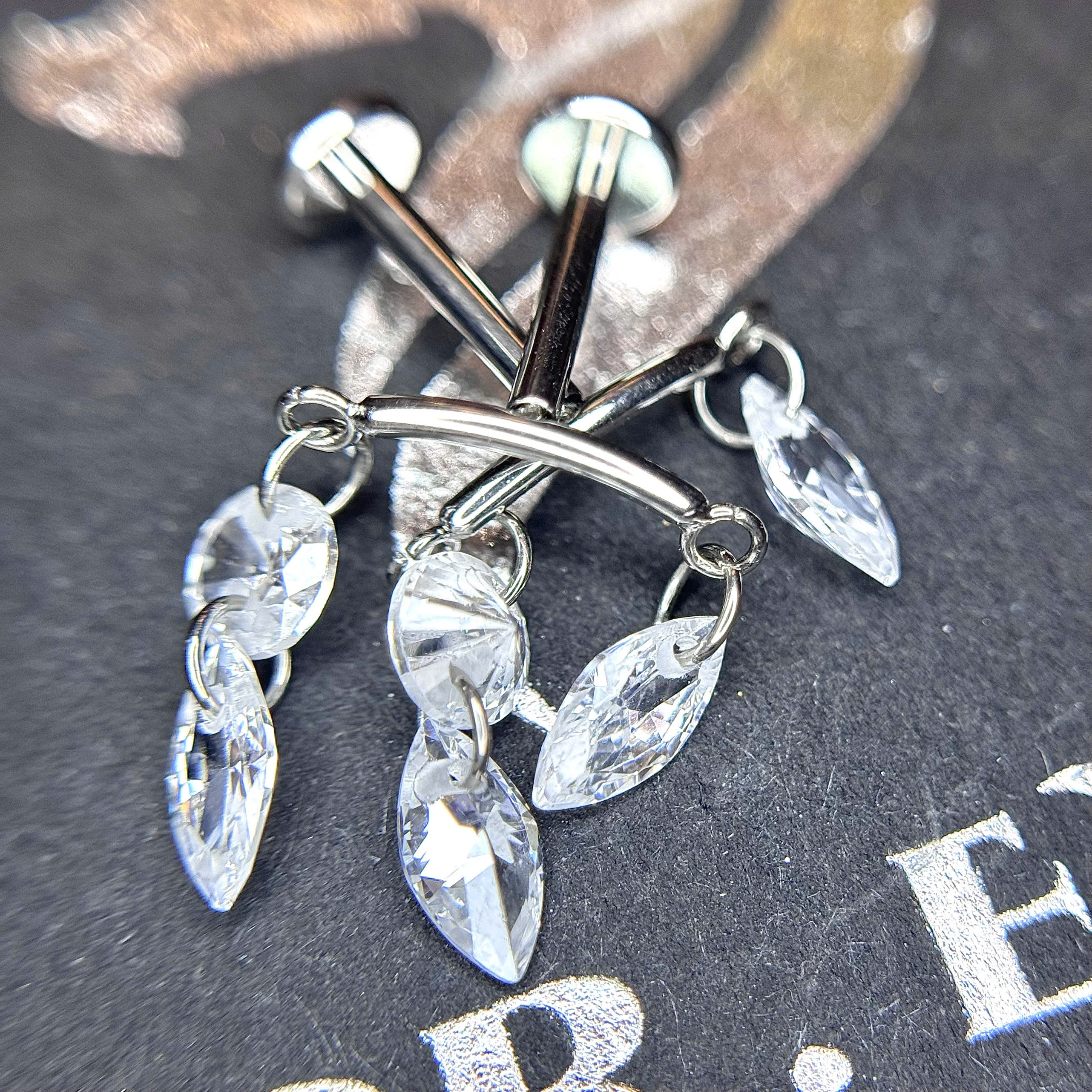 Khuyên kiểu titan hidden rơi đá 2 bên_thumbnail_2