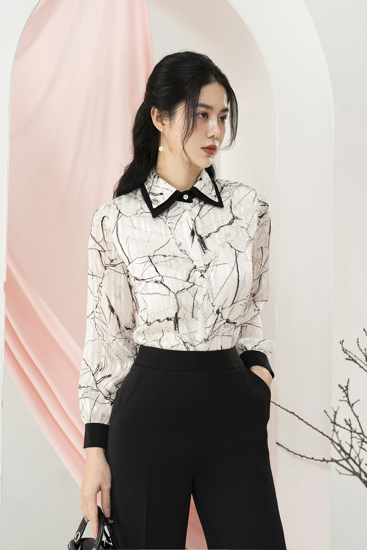 Áo sơ mi nữ công sở Thời trang Lavender họa tiết đen trắng cổ đức 2 lá A3009