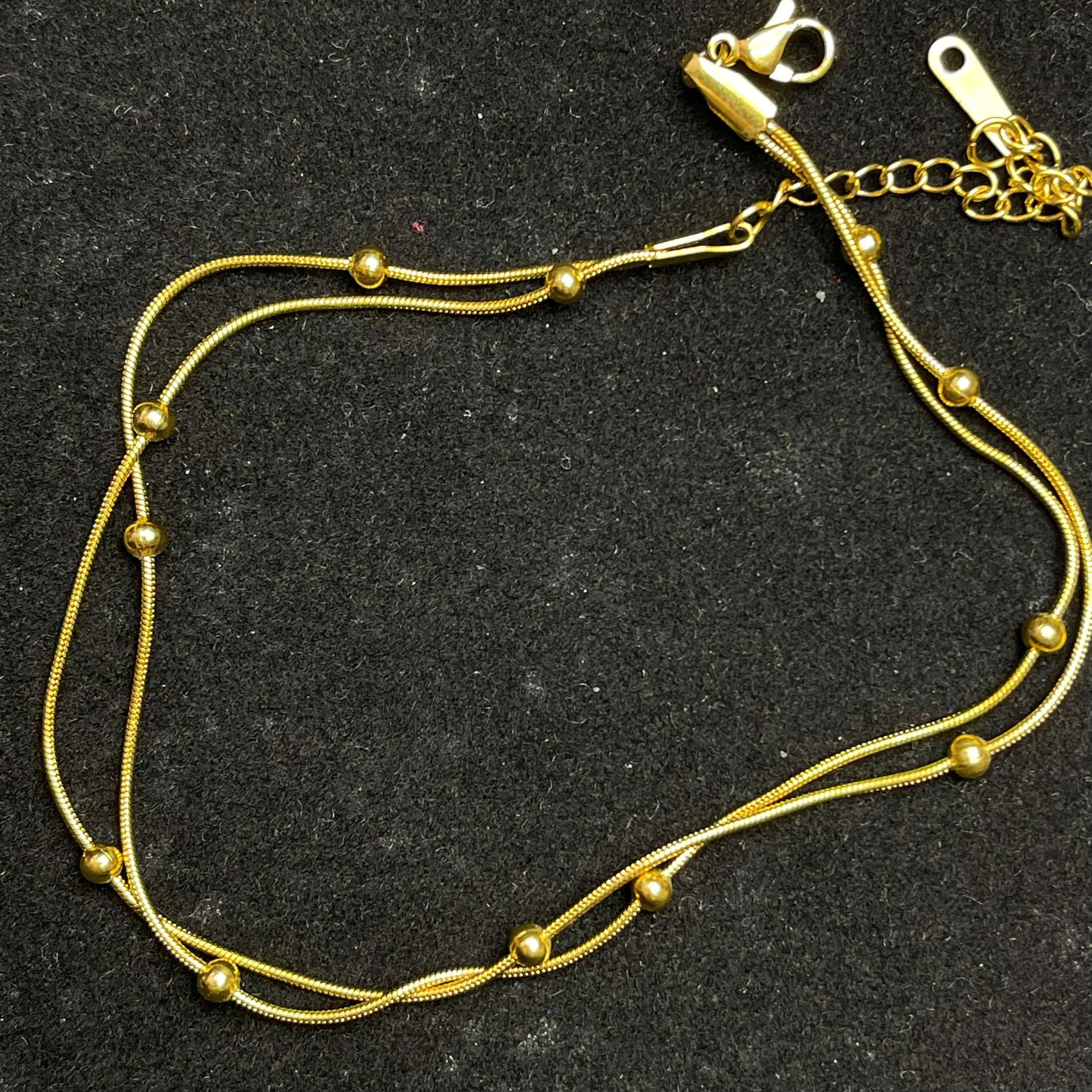 lắc chân titan sợi vàng hai dây charm bi nhỏ.