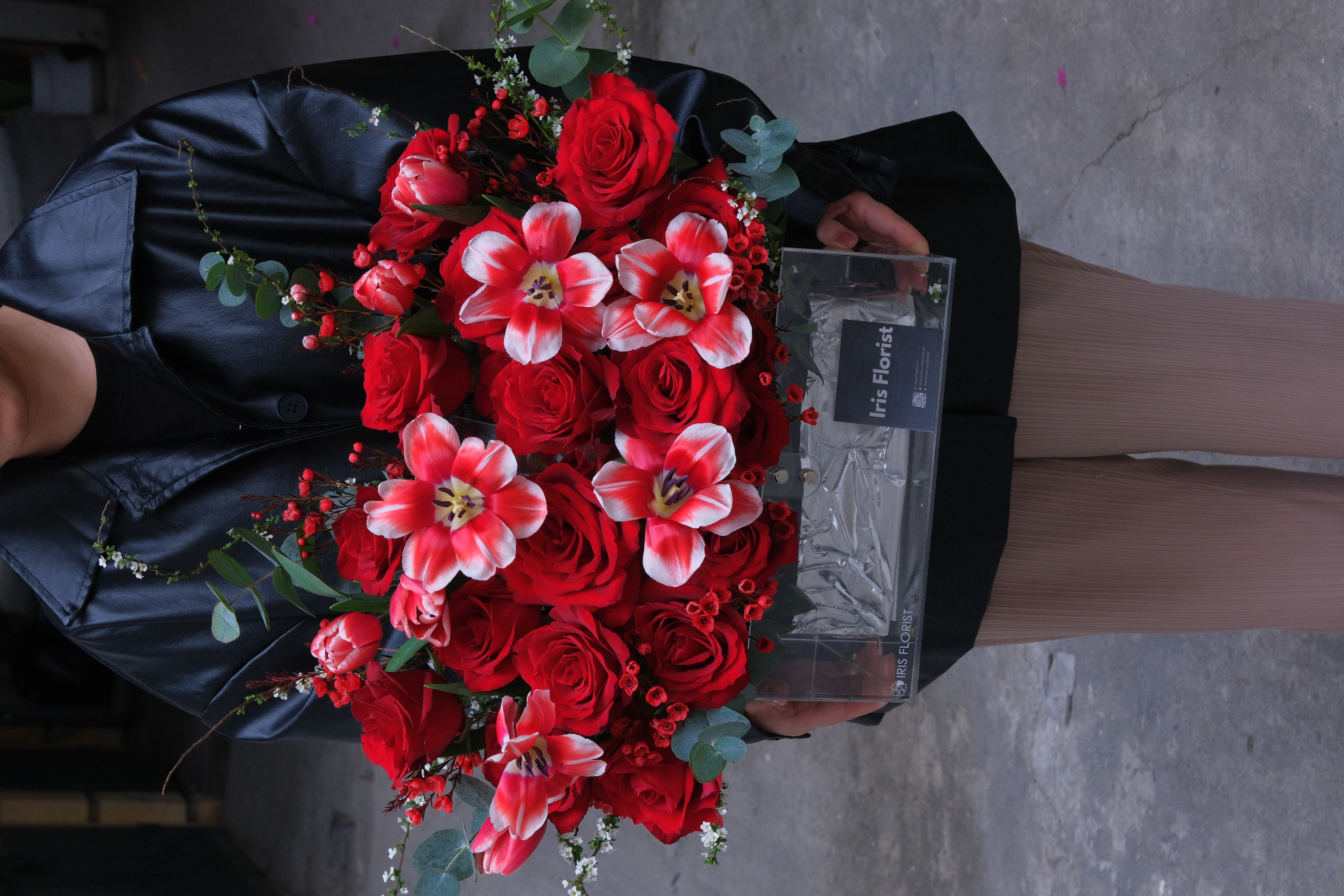 Giỏ Mica hồng đỏ mix tulip viền trắng