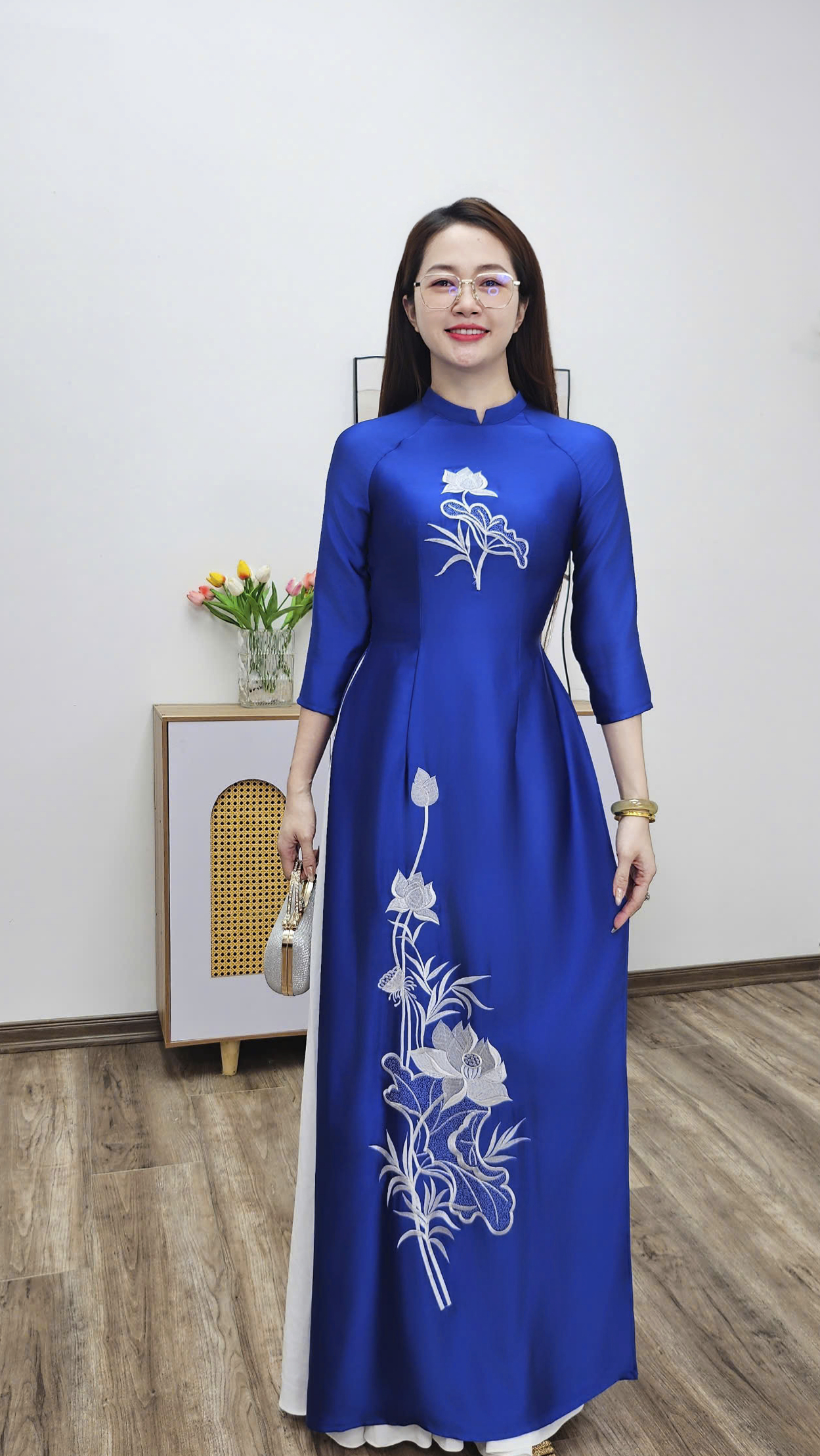 T458 áo dài cổ 2p tay lỡ lụa tô châu xanh coban thêu sen trắng_thumbnail_3