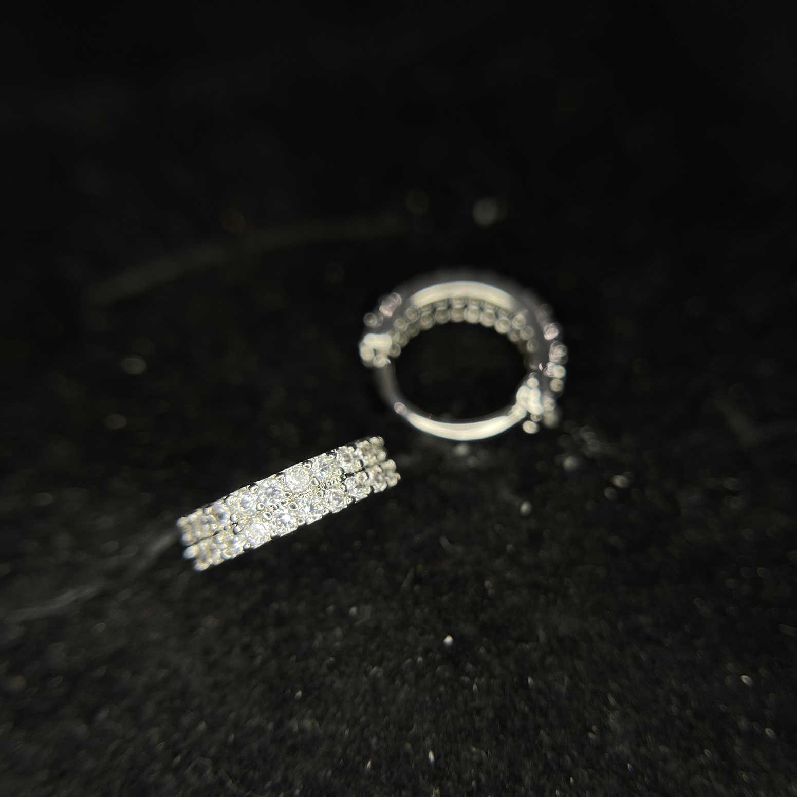 vòng bẻ màu bạc hai dải kim cương trắng vuông nhỏ size 8