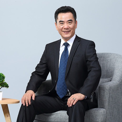 Áo vest kết hợp với áo sơ mi giúp các quý ông trở lên sang trọng hơn