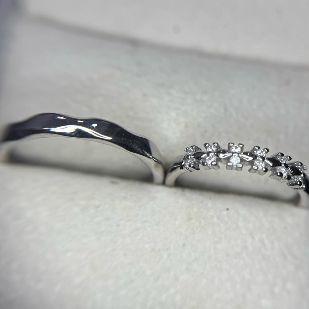 nhẫn cặp bạc si bạch kim kim cương dấu X và xoắn gấp freesize