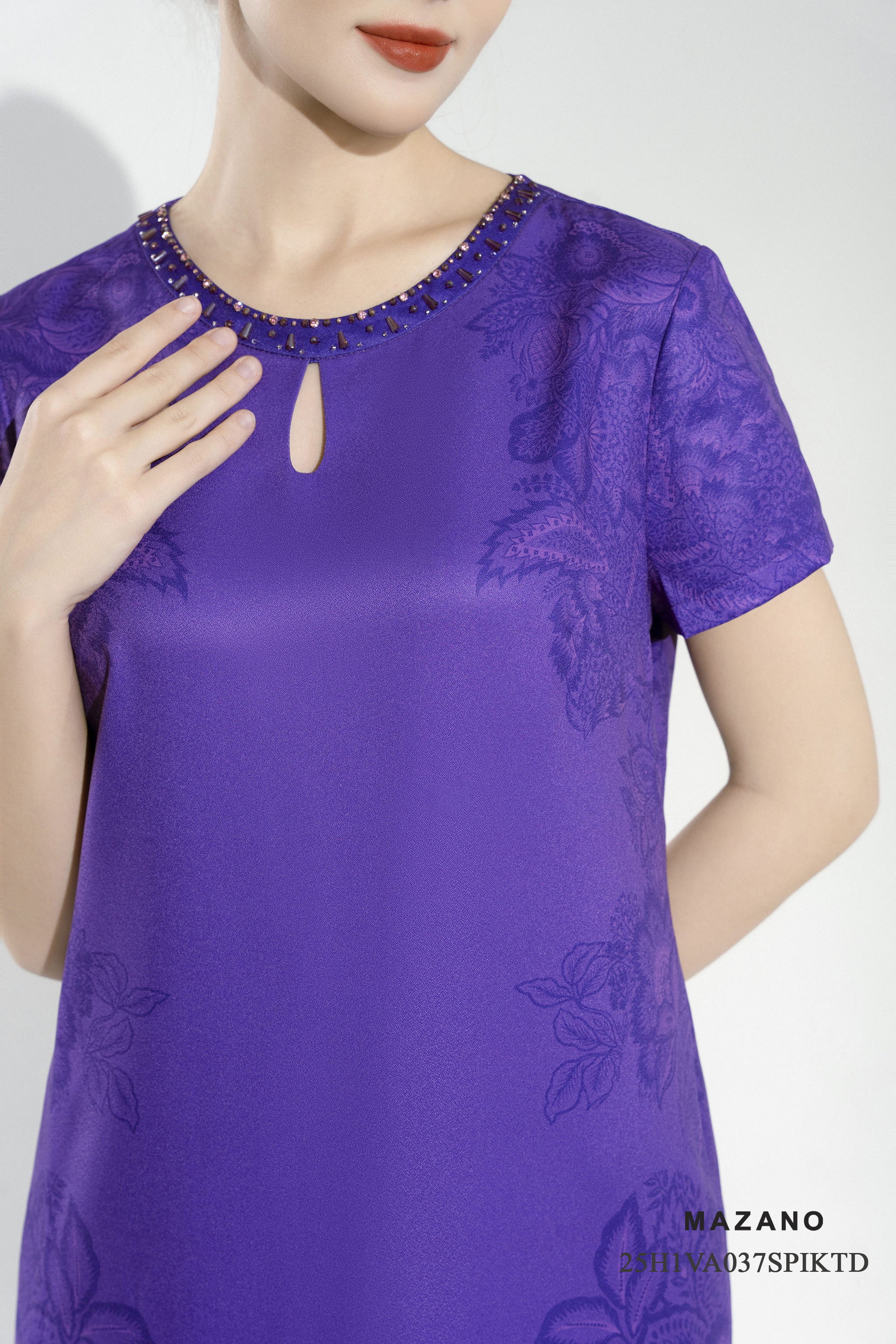 Váy Đầm suông Vải Lụa Hoạ tiết cách điệu Cổ tròn đính đá Tay ngắn Dài qua bắp chân_thumbnail_3