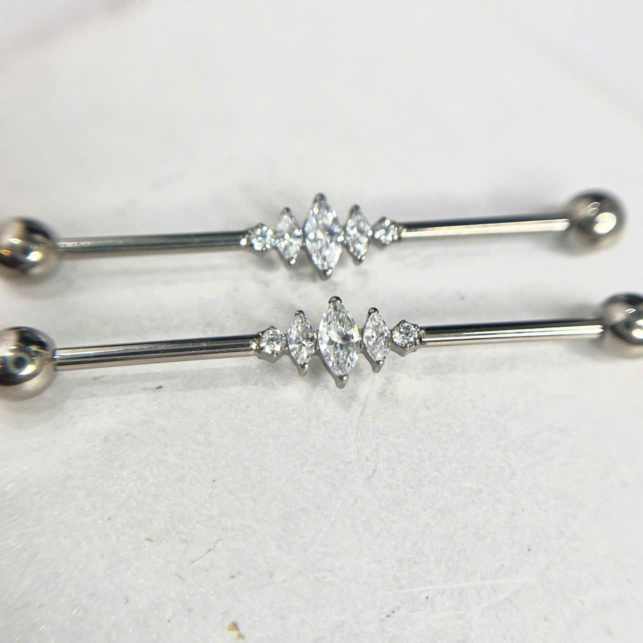 indus titan 3 đá hình thoi size 36