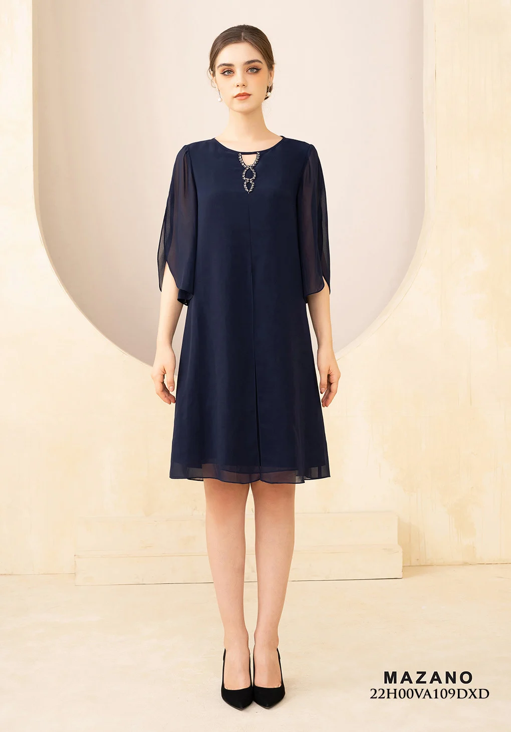 Đầm xanh suông layer đính trang trí cổ