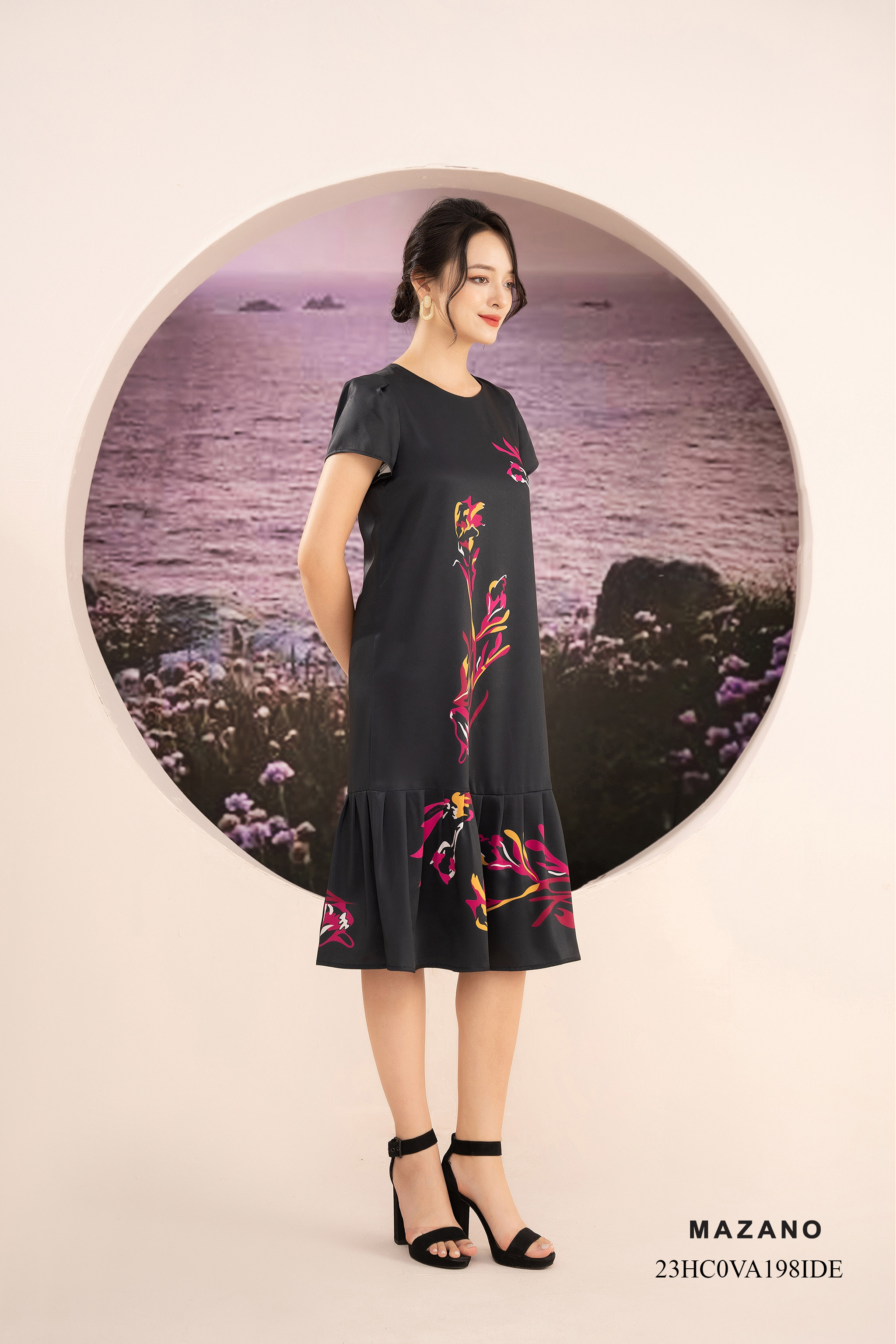 Đầm suông đen dáng chữ A xếp ly chân_thumbnail_2