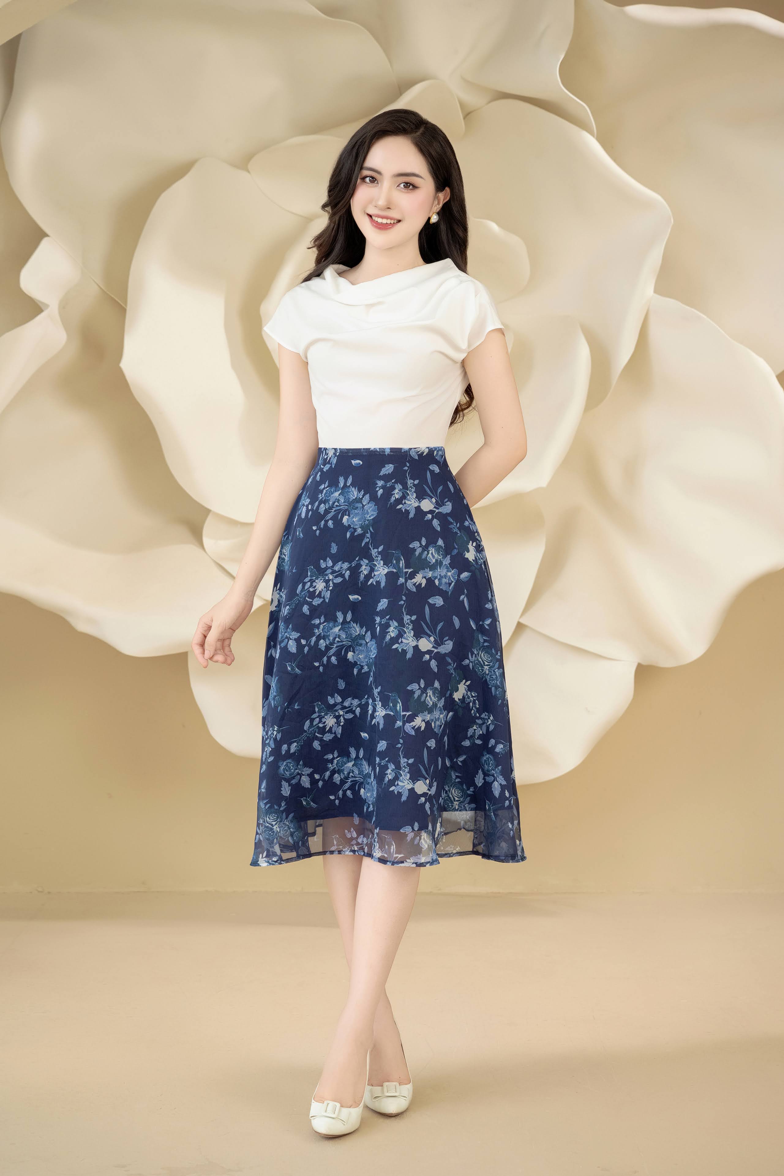 Đầm xoè trắng cổ đổ phối chân váy hoa xanh_thumbnail_2